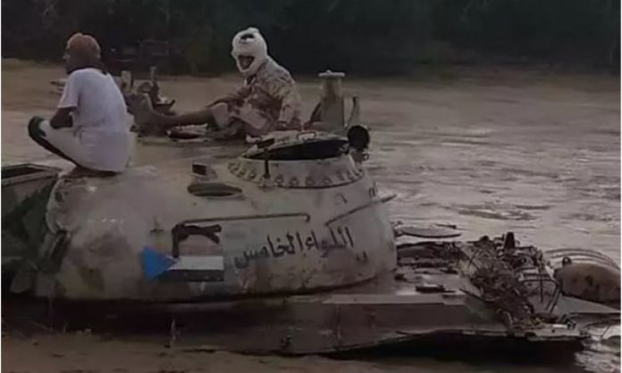 أبين.. سيول الأمطار تجرف دبابة عسكرية مع طاقمها العسكري