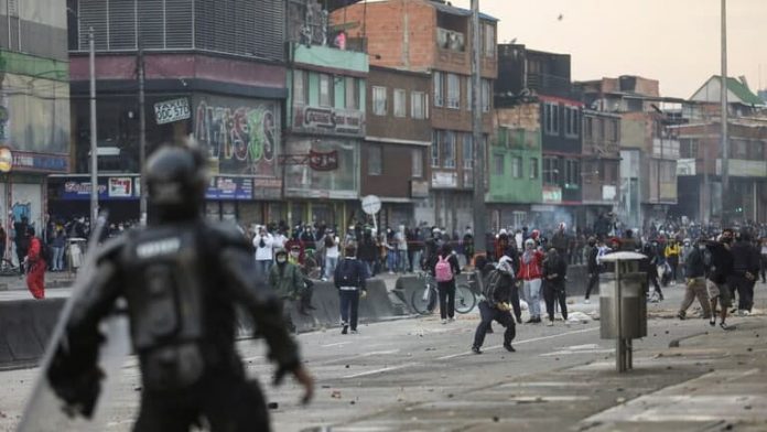 اشتباكات مع المحتجين.. اصابة أكثر من 200 شرطي في كولومبيا