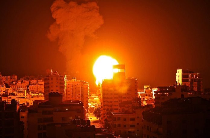 غزة الآن.. بالفيديو أكثر من 70 غارة في قصف عنيف لطيران الإحتلال على منازل سكنية في قطاع غزة