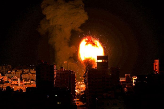 شاهد لحظات قصف عنيف لأكثر من 70 غارة على قطاع غزة اليوم الإثنين