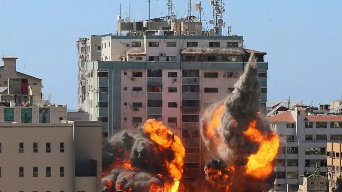 قتل الصحفيين وتزوير الواقع.. استراتيجية الإحتلال لحرب غزة