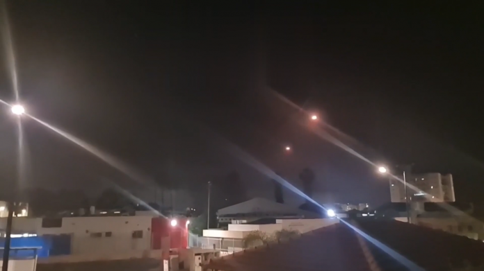 عاجل وبالفيديو.. المقاومة تمطر تل أبيب بقصف صاروخي غزير والصهاينة يهربون الى الملاجئ