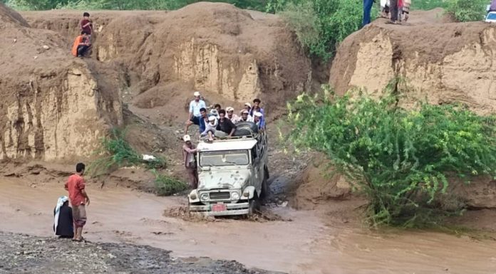 بالفيديو.. شاهد سيول جارفة في جبل حبشي بتعز تتسبب بأضرار مادية كبيرة واصابة العشرات