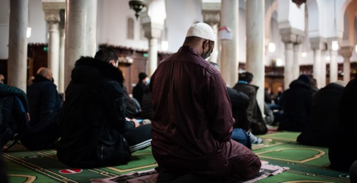 فرنسا تقيل إمام مسجد لتلاوته آيات قرآنية من سورة الأحزاب بحجة أنها منافية لقيم الجمهورية!!