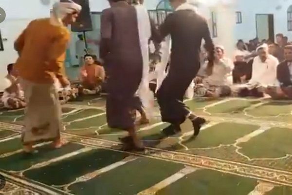 استجابة لدعوة الأرياني.. غناء ورقص داخل مساجد بمناطق حكومة المرتزقة (فيديو)