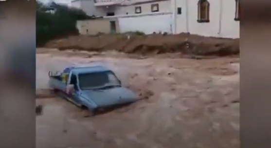 بالفيديو.. سيول وفيضانات في سلطنة عمان