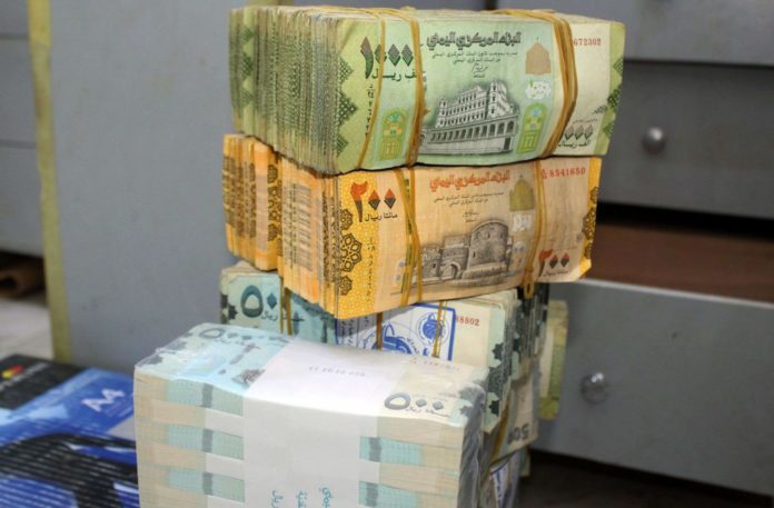الدولار يصل 1670.. انهيار الريال اليمني يزيد معاناة المواطنين بالجنوب