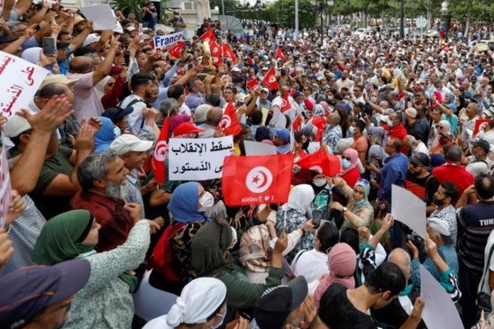 تونس.. تظاهرات احتجاجية ضد قرارات الرئيس قيس سعيّد