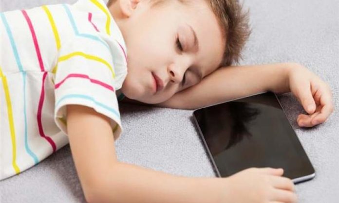 دراسة حديثة تكشف مخاطر الأجهزة الذكية على الأطفال