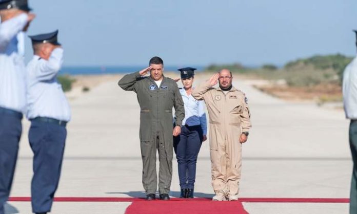 على خطى التطبيع.. قائد القوات الجوية الإماراتي يزور قاعدة بلماحيم الصهيونية