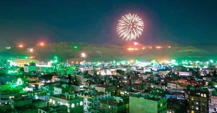 عاجل.. سماء العاصمة اليمني تضيء بالألعاب النارية بمناسبة المولد النبوي الشريف