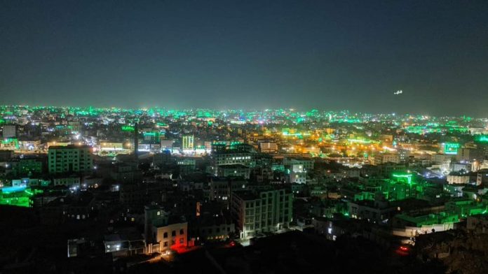 التقطت الآن.. صورة التقطت للعاصمة اليمنية صنعاء تكشف جمالها الفاتن رغم اشتداد ظلام الليل الحالك