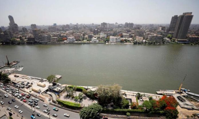 سقوط حافلة مصرية بركابها في مياه النيل وقوات الإنقاذ تبحث عن ضحايا