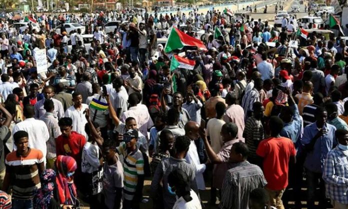 تفاصيل كاملة لما حدث في السودان.. انقلاب عسكري واعتقال معظم الوزراء والبرهان يعلن حالة طوارئ وقتل وإصابة 800 شخص
