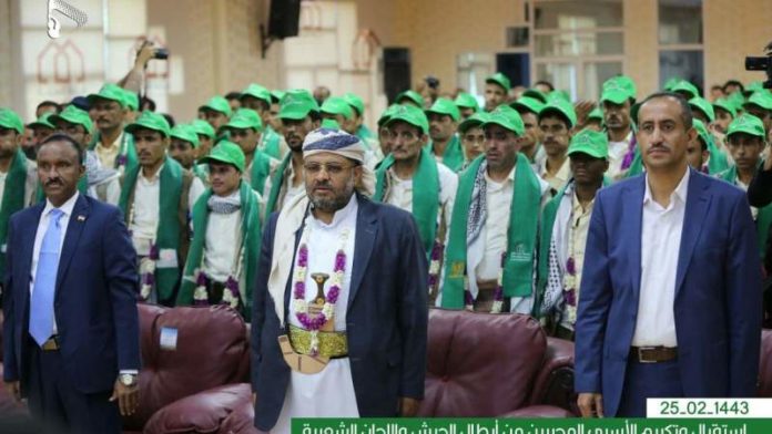 الحوثي يدعو وزارة الدفاع لمنح الأسرى المحررين رتباً عسكرية