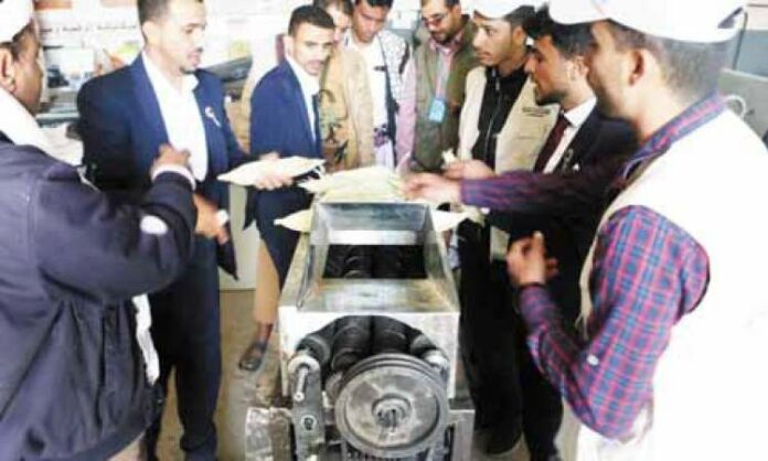 في مشروع تخرج.. طلاب يمنيون يبتكرون آلة تقشير (للذرة الشامية) بسرعة عالية