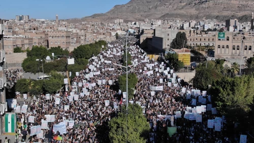 مسيرة كبرى بالعاصمة صنعاء رفضا للتصعيد الأمريكي والحوثي يؤكد خضنا حوارات واكتشفنا انهم ليسوا جادين ودعوة لمزيد من الضربات الموجعة التي تطال عمق دول العدوان