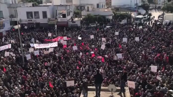 مظاهرات تونس.. مظاهرات أمام ساحة البرلمان وسط العاصمة ضد قرارات الرئيس سعيد الأخيرة