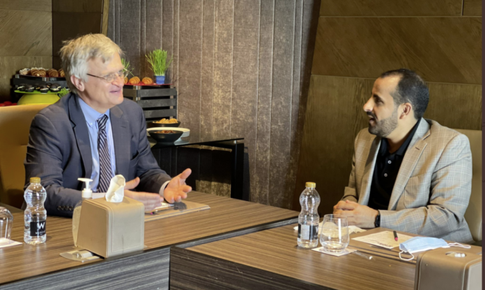 محمد عبد السلام: تم مناقشة الوضع الإنساني ومسار اتفاق السويد مع المبعوث السويدي الى اليمن