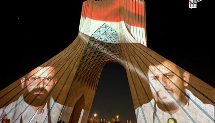 برج آزادي طهران يضيء بالعلم اليمني وقادة الثورة الشعبية اليمنية في اليوم الوطني للصمود