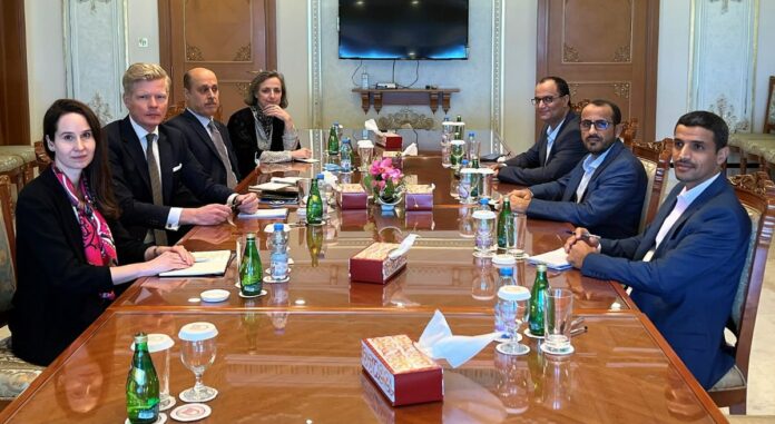 المبعوث الأممي يلتقي رئيس الوفد الوطني ومسؤولين عمانيين