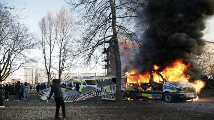 السويد.. اندلاع احتجاجات في عدة مدن سويدية عقب إحراق متطرف دانماركي للقرآن