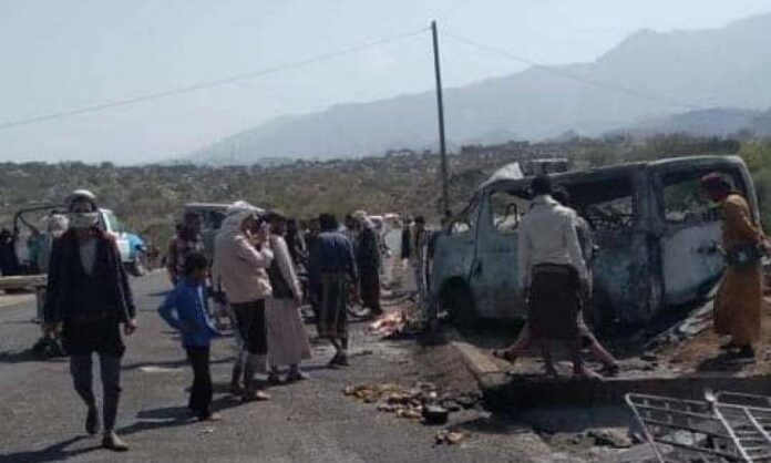 حادثة مؤلمة.. احتراق 10 اشخاص داخل حافلة ركاب في الحوبان بتعز