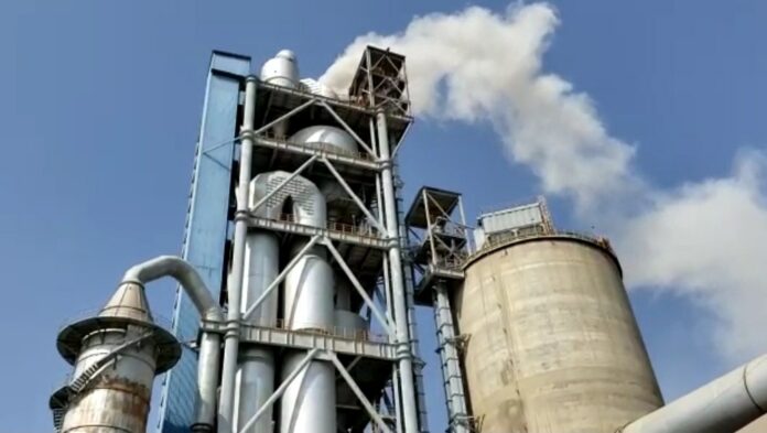 بالفيديو: مدخنة مصنع اسمنت باجل تعمل بعد توقفها لأكثر من عشر سنوات
