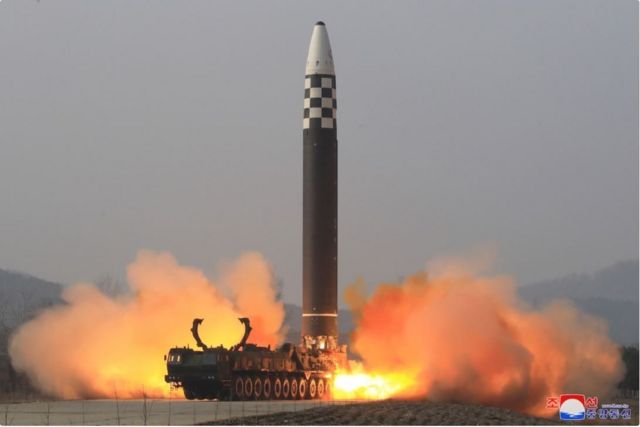 كوريا الشمالية تطلق ثلاثة صواريخ باليستية باتجاه البحر تزامنا مع زياة بايدن لكوريا الجنوبية واليابان