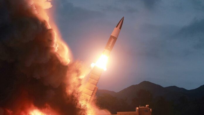 كوريا الشمالية تطلق صاروخا بالستيا بعد أسبوع من وعد قطعه الزعيم كيم جونغ أون بتسريع تطوير الترسانة النووية للبلاد وسيول وطوكيو والأمم المتحدة تندد به