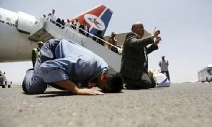 شاهد بالفيديو.. مشاعر فرحة العائدين في مطار صنعاء اليوم