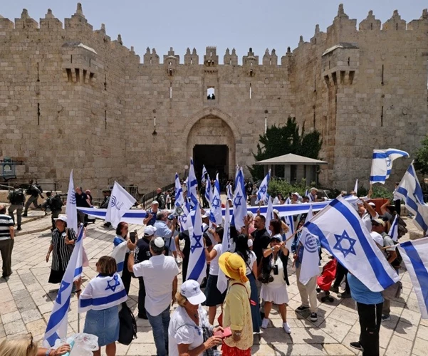1044 مستوطناً يقتحمون المسجد الأقصى ويرفعون الأعلام الإسرائيلية