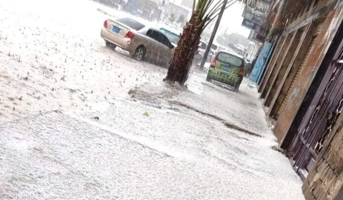 أمطار غزيرة على عدة مناطق بالعاصمة صنعاء وتساقط كثيف للبرد