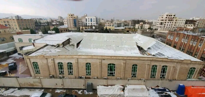 بالصور.. نهيار سقف قاعة النخبة بالعاصمة صنعاء بسبب الأمطار والبرد