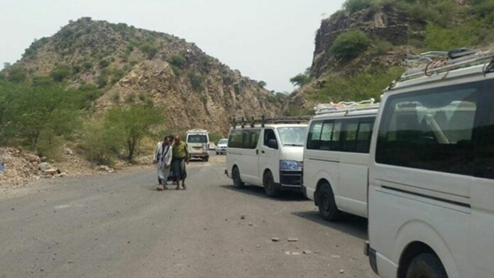 العدوان يستمرّ في إغلاق طريق الخمسين - الستين في تعز