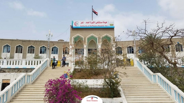 العرض العسكري في وسائل الإعلام الغربية قالت صحيفة “فوتورو كوتيديانو“ الإيطالية إن القوات المسلحة اليمنية بات لديها صواريخ يمكن أن تصل إلى القواعد الأمريكية في إفريقيا.. وأن القوات المسلحة اليمنية تطور قدراتها العسكرية وينتهي بها الأمر بتهديد الولايات المتحدة بشكل مباشر وخاصة قواعدها في إفريقيا. وأكدت أن قائد عسكري أمريكي رفيع المستوى شجب أن القوات المسلحة لديها صواريخ قادرة على الوصول إلى القواعد الأمريكية في جيبوتي. من جانبها قالت وكالة أنباء "شينخوا" الصينية إن القوات المسلحة اليمنية عرضت يوم الأربعاء الموافق 22 أيلول/ سبتمبر 2022, صواريخ باليستية طويلة المدى "محلية الصنع" خلال عرضاً عسكرياً نظمته في العاصمة اليمنية صنعاء بالتزامن مع الذكرى الثامنة لثورة الـ 21 من أيلول. وأكدت أن القوات المسلحة اليمنية عرضت صواريخ جوية وبحرية محلية الصنع.. في حين ألقى القائد الأعلى للقوات المسلحة مهدي المشاط كلمة مها فيها حكومة المرتزقة والتحالف العسكري بقيادة السعودية إلى الانخراط في السلام ورفع الحصار عن مطار صنعاء الدولي وميناء الحديدة. وذكرت أن في يناير / كانون الثاني، زعمت القوات المسلحة اليمنية أنها شنت سلسلة من الهجمات الصاروخية والطائرات المسيرة على أهداف في دولة الإمارات التي تبعد أكثر من 2000 كيلومتر عن اليمن. وأفادت أن تلك الهجمات أثارت مخاوف زعماء التحالف من امتلاك القوات المسلحة اليمنية لصواريخ أقوى منها يمكنها الوصول إلى أهداف أخرى. وفي سياق متصل، قال موقع الـ "مونيتو" الأمريكي إن القوات المسلحة اليمنية نظمت عرضاً عسكرياً في الذكرى الثامنة لثورة 21 من سبتمبر، حيث خرج آلاف الجنود اليمنيين في استعراضاً عسكرياً في صنعاء.. ومع ذلك استعرض القوات المسلحة للقوة على الرغم من الهدنة الجارية في حربهم مع القوات التي تقودها السعودية. وأكد أن الطائرات بدون طيار والصواريخ ، التي كانت من السمات المميزة للحملة العسكرية للقوات المسلحة اليمنية استعرضت على متن شاحنات مسطحة يوم الأربعاء ، بعد ثلاثة أسابيع من عرض مماثل في محافظة الحديدة. ونقل الموقع تصريحات العميد "عزيز راشد" نائب المتحدث العسكري للقوات المسلحة أن العرض تضمن أيضا "رسائل" واضحة للتحالف. وأكد أن "العرض العسكري يشير إلى تطور القدرات العسكرية من الطائرات المسيرة إلى الطائرات الحربية التي تشارك الآن في العرض". واضاف إنه اذا لم يفهم تحالف العدوان هذه الرسائل فستكون هناك قدرات متقدمة اخرى لن يستطيع التحالف تحملها.. ومع ذلك لقد استهدفت هجمات الطائرات بدون طيار والصواريخ بشكل متكرر مطارات ومنشآت نفطية في السعودية المجاورة. وفي السياق ذاته، قال موقع "فرانس 24" إن القوات المسلحة اليمنية استعرضت الأربعاء قوتها العسكرية في عرض ضخم نظمته بالعاصمة اليمنية صنعاء في الذكرى الثامنة لثورة 21, شمل أسلحة "جديدة وإستراتيجية" لم يكشف عنها سابقا. وبهذه المناسبة، قال رئيس "المجلس السياسي الأعلى" مهدي المشاط في خطاب، إنهم حريصون على "السلام والانفتاح على كل الجهود والمساعي الخيرة" داعيا الأطراف الأخرى إلى الانتقال من مرحلة التخطيط للحرب إلى العمل من أجل تحقيق السلام.