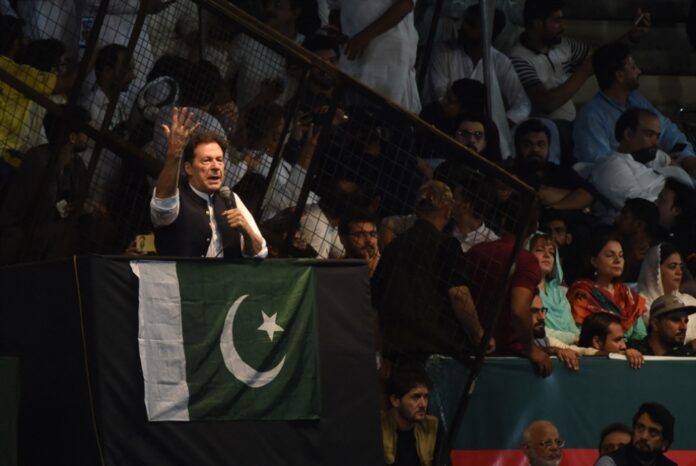 صراع عمران خان مع التحالف بين الحكومة والجيش في باكستان