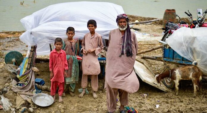 المتضررون من فيضانات باكستان يجهلون مواقع قراهم بعدما أخفتها المياه