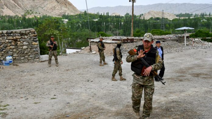 قرغيزستان وطاجيكستان يصلا الى هدنة بعد تصعيد حدودي أوقع أكثر من 30 جريحًا