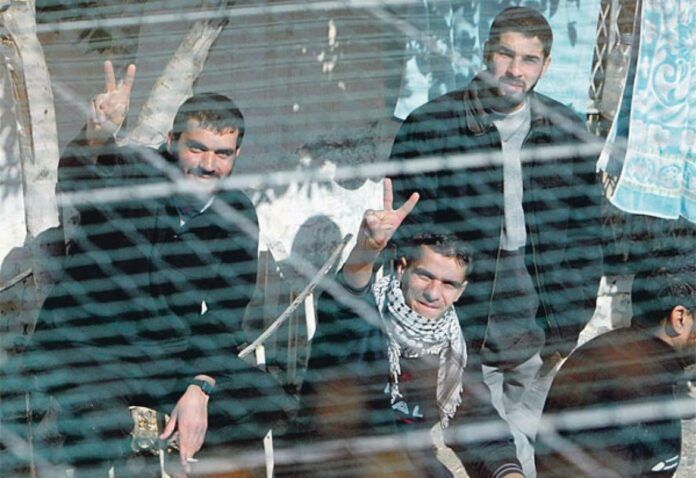 الأسرى الفلسطينيون يحاربون الاحتلال داخل سجونِهِم