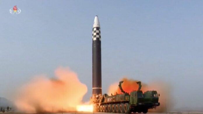 كوريا الشمالية تطلق صاروخ باليستي واليابان تزعم سقوطه في مياهها الإقليمية واجتماع طارئ لعدة دول بادارة كامالا هاريس