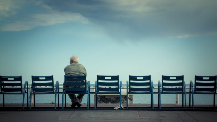 الشعور بالوحدة والتعاسة يسرعان الشيخوخة أكثر من التدخين