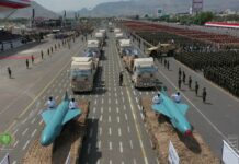 اعتراف بريطاني: قدرات اليمن العسكرية تردع السعودية والإمارات كشف اسباب فرار مشايخ حاشد منذُ 3 دقائق Share اخترنا لك 16 أغسطس، 2025 إحباط عمليات تهريب مواد ضارة في تعز 14 أغسطس، 2025 The Guardian reveals: A new epidemic threatens Gaza amid the collapse of the health sector 19 أغسطس، 2025 عملاق النفط السعودي تشغل هاجس اليمنيين كشفت مصادر قبلية في صنعاء، الأربعاء، سر فرار عددا من المشايخ إلى السعودية. خاص – الخبر اليمني: وأفادت المصادر بان الأجهزة الأمنية تمكنت من كشف مخطط كانت تعده اطراف إقليمية يقودها الموساد الإسرائيلي وتهدف لتفجير الوضع داخليا. ومن ضمن المخطط تفجير حرب قبلية بين ارحب وحاشد. وأكدت المصادر بان عددا من مشايخ حاشد ابرزهم نصر أبو شوارب علموا باطلاع الامن على المخطط والاتصالات فقرروا الفرار مبكرا تاركين اخرين متورطين . اعتراف بريطاني: قدرات اليمن العسكرية تردع السعودية والإمارات