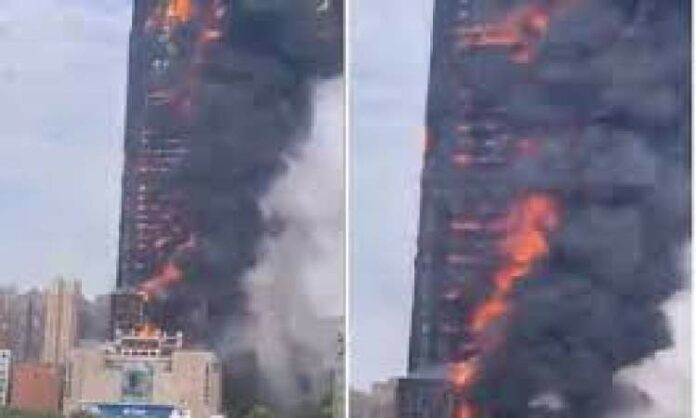 بالفيديو.. حريق مروع في ناطحة سحاب صينية مكونة من 42 طابقا