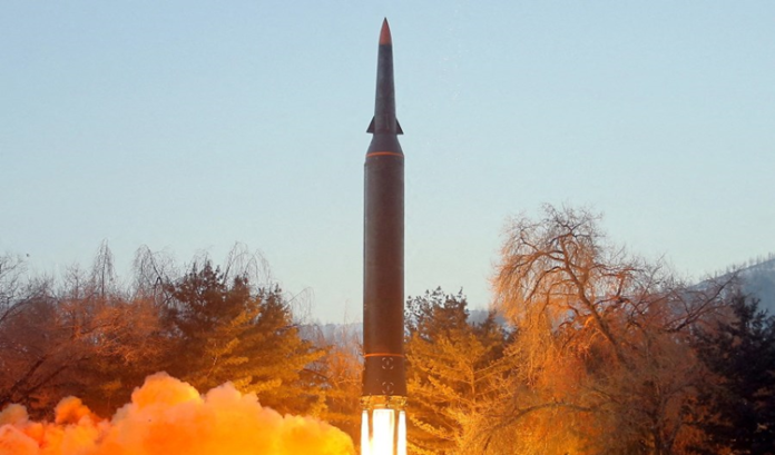 كوريا الشمالية تطلق صواريخ بالستية بينها عابرا للقارات.. وسيؤول وواشنطن تمددان المناورات الجوية
