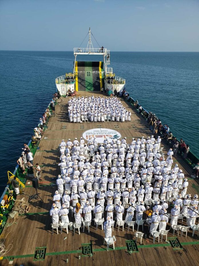 اليمنيون يحولون السفينة الحربية الإماراتية إلى قاعة أفراح