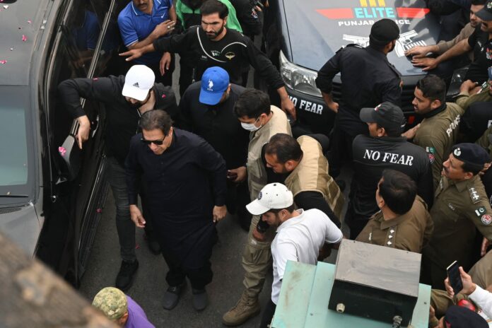 نجاة رئيس الوزراء الباكستاني السابق عمران خان من محاولة اغتيال باصابات
