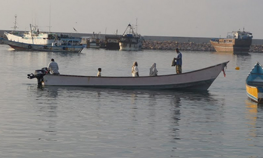 التحالف يختطف صيادين يمنيين من سواحل ميدي ويحتجز سفينتين نفطيتين رغم التفتيش القسري