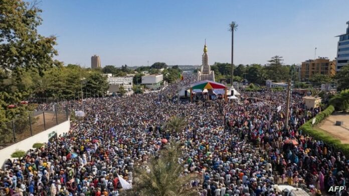الآلاف يتظاهرون في باماكو احتجاجاً على تصريحات مسيئة للإسلام