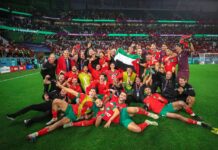 مع علم فلسطين بأيدي لاعبي المنتخب المغربي الشقيق مع علم فلسطين بأيدي لاعبي المنتخب المغربي الشقيق